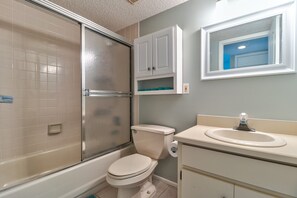 Sèche-cheveux, serviettes fournies