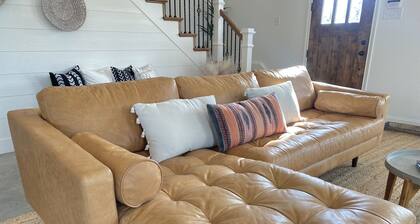 Close to Baylor & Silos: 3 BR Home Pickleball Court, Ping Pong Table & Barn