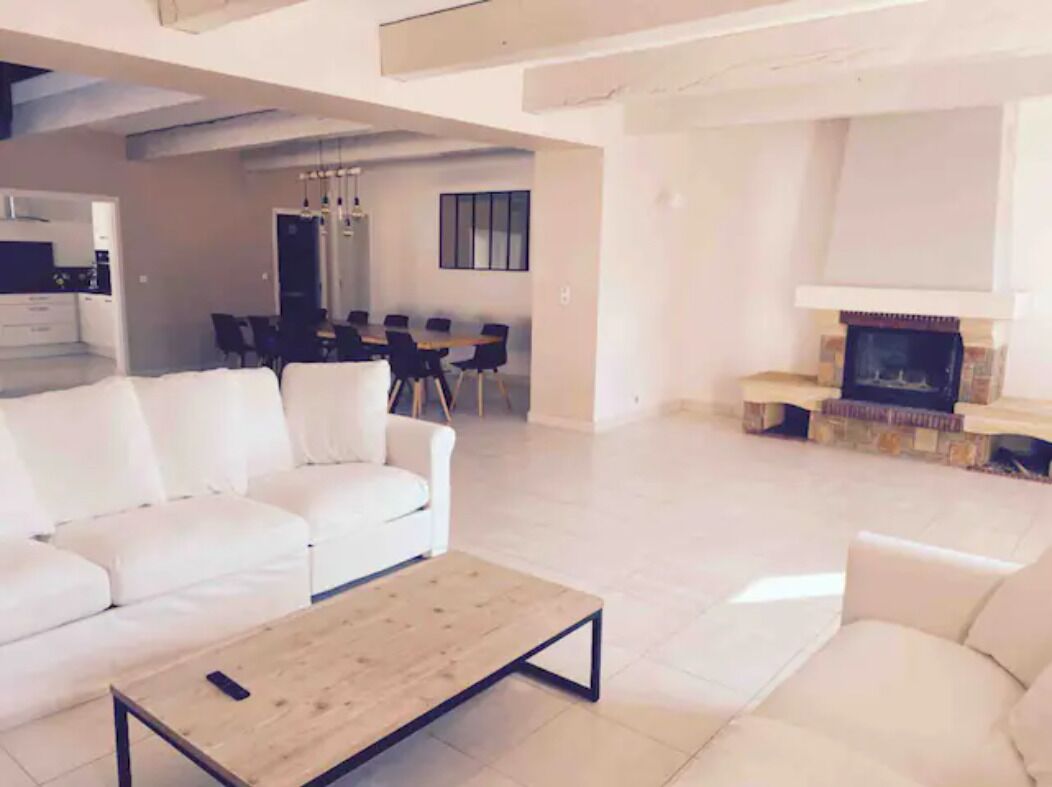 Smart-tv, een open haard en een stereo