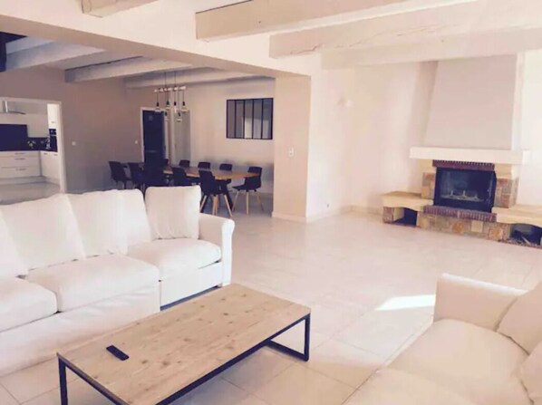 TV connectée, cheminée, chaîne hi-fi