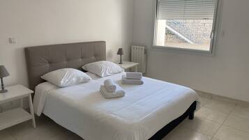 5 slaapkamers, een strijkplank/strijkijzer, reisbedje, gratis wifi