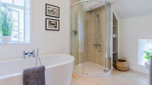 Bathtub, hair dryer, towels - Colebrook Cottage - Blockley, Cotswolds (Blockley)