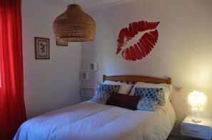 4 bedrooms, iron/ironing board, bed sheets, wheelchair access