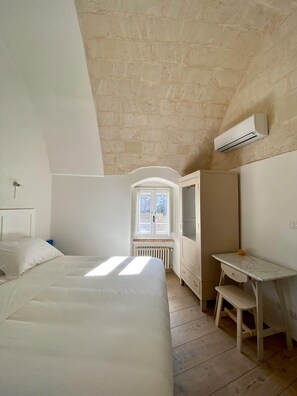 1 slaapkamer, een bureau, wifi, beddengoed