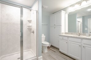 Combined shower/bathtub, jetted bath, towels, soap - Luxury Direct Beachfront Corner Unit Lazy River-Waterslide-Walk to Restaurant's (Orange Beach)