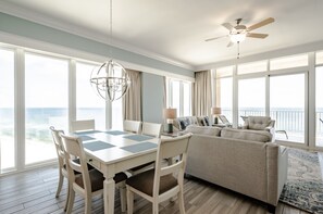 Dining - Luxury Direct Beachfront Corner Unit Lazy River-Waterslide-Walk to Restaurant's (Orange Beach)