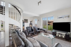 TV, fireplace, stereo