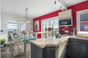 Réfrigérateur, four à micro-ondes, un four, surface de cuisson