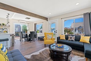 Smart-TV, Kamin, Tischtennisplatte, Bücher