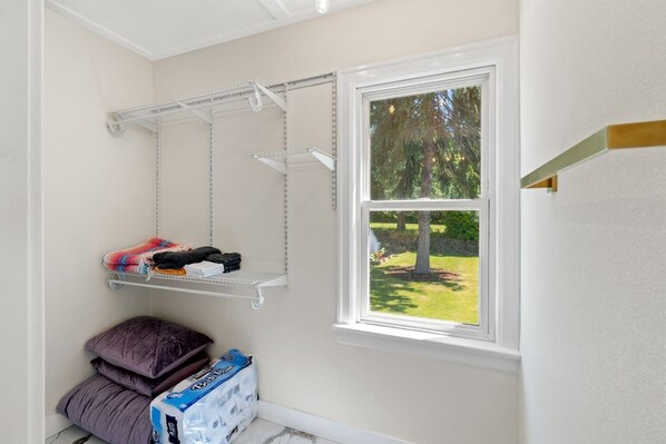 A room with a window, a metal shelf, and a bed. - 5-bedroom vacation home just 7 minutes to T-Mobile Park (Seattle)