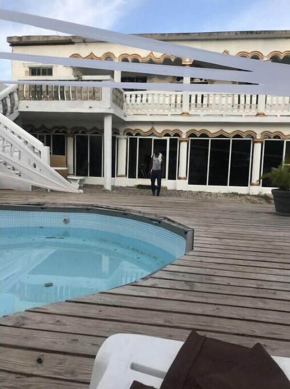 Una piscina al aire libre