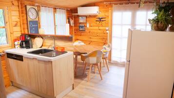 Family Cottage, Private Bathroom, Pool View (Le Petit Champigny) | Interior