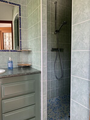 Dusche, Haartrockner, Handtücher, Toilettenpapier