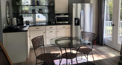 Newly Constructed Second Floor Modern Studio Apartment Unit 2 ~ Sleeps 6