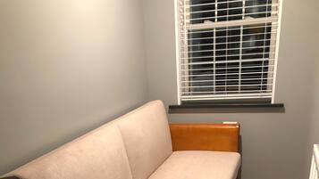 Smart-TV, DVD-spiller, bøker og filmbibliotek