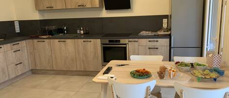 Kjøleskap, ovn, kokeplater og oppvaskmaskin