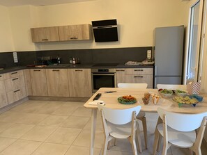 Fridge, oven, stovetop, dishwasher - Appartement Deux Pieces Residence Avec Piscine Tennis Pres MER (SAINT AYGULF)