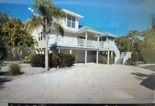 Vacation home within walking distance to Bowman Beach