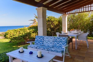 Outdoor dining - Can Pujades, villa on a cliff surrounded by beaches (Santanyí)