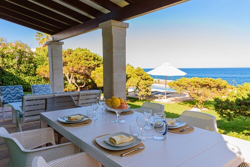 Can Pujades, villa on a cliff surrounded by beaches