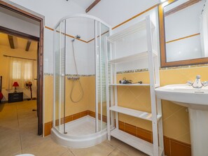 Shower, hair dryer, towels - Cubo's Villa Torres Ardales / private pool / free wifi (Ardales)