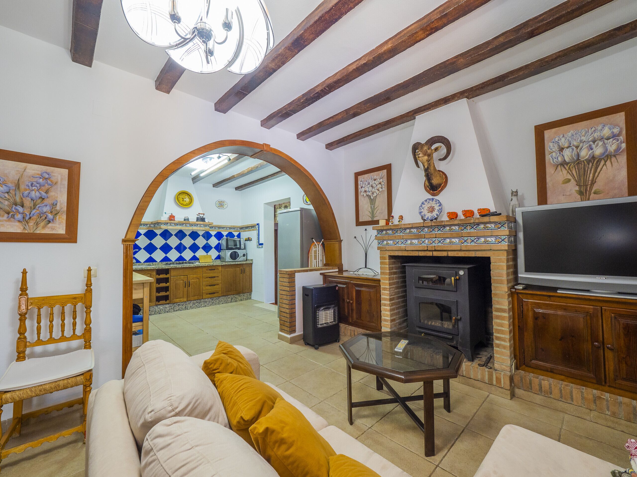 Een televisie en een open haard