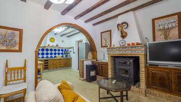 Een televisie en een open haard