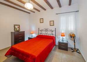 4 bedrooms, iron/ironing board, free WiFi, bed sheets