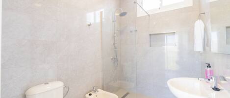 Dusche, Haartrockner, Handtücher