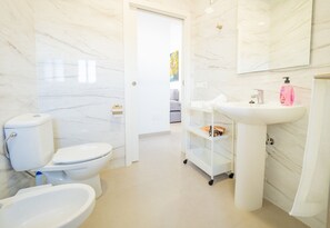 Douche, sèche-cheveux, serviettes fournies
