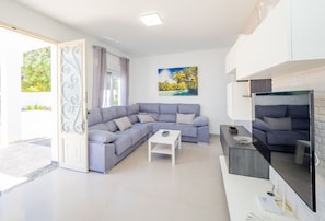 Een televisie en een open haard