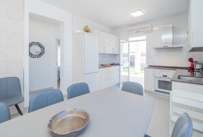 Een koelkast, een magnetron, een oven, een vaatwasser