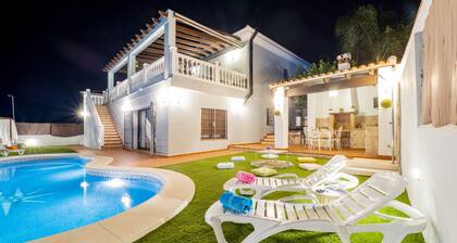 Cubo's Villa Gabriela / Free Wifi / Private Pool / jacuzzi