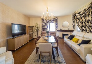 TV, fireplace
