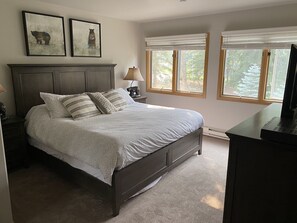 3 slaapkamers, een strijkplank/strijkijzer, gratis wifi, beddengoed