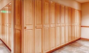 Ein langer Korridor mit Holzwandverkleidung und Fliesenboden.