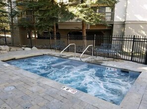 Outdoor spa tub - Ski-in/ski-out Beaver Creek Village Comfy + Modern Family Escape (Beaver Creek)