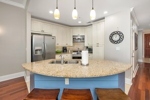 Kylskåp, mikrovågsugn, ugn och spishäll