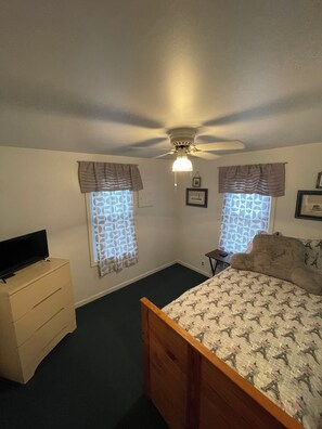 2 slaapkamers, een strijkplank/strijkijzer, gratis wifi, beddengoed