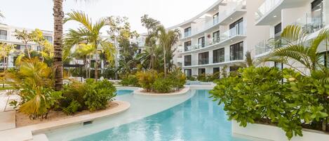 Una piscina al aire libre