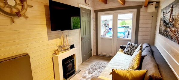 Smart TV, fireplace