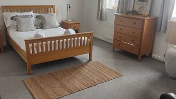 4 slaapkamers, een strijkplank/strijkijzer, gratis wifi, beddengoed