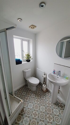 Combined shower/tub, hair dryer, towels, soap - Beach Break Aberavon Large Seaside House sleeps 8 South Wales  (Aberavon)