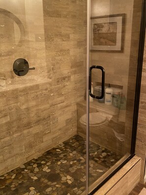 Badewanne, Handtücher, Toilettenpapier