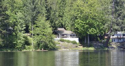 Guppies Lake Cottage - Private Access Lake Dock, close to Mt. Rainier