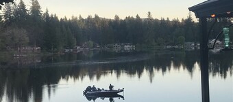 Guppies Lake Cottage - Private Access Lake Dock, close to Mt. Rainier