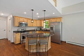 Kühlschrank, Wasserkocher mit Kaffee-/Teezubehör