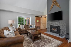 TV, fireplace - The Slopes Lodge, Recently Updated, 4mi to Mt Snow (Dover)