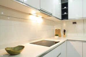 Fridge, microwave, stovetop, coffee/tea maker - Short-let apartment with an in-house cinema in Lekki (Lekki)