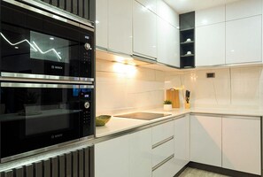 Frigorífic, microones, placa de cuina i cafetera i tetera